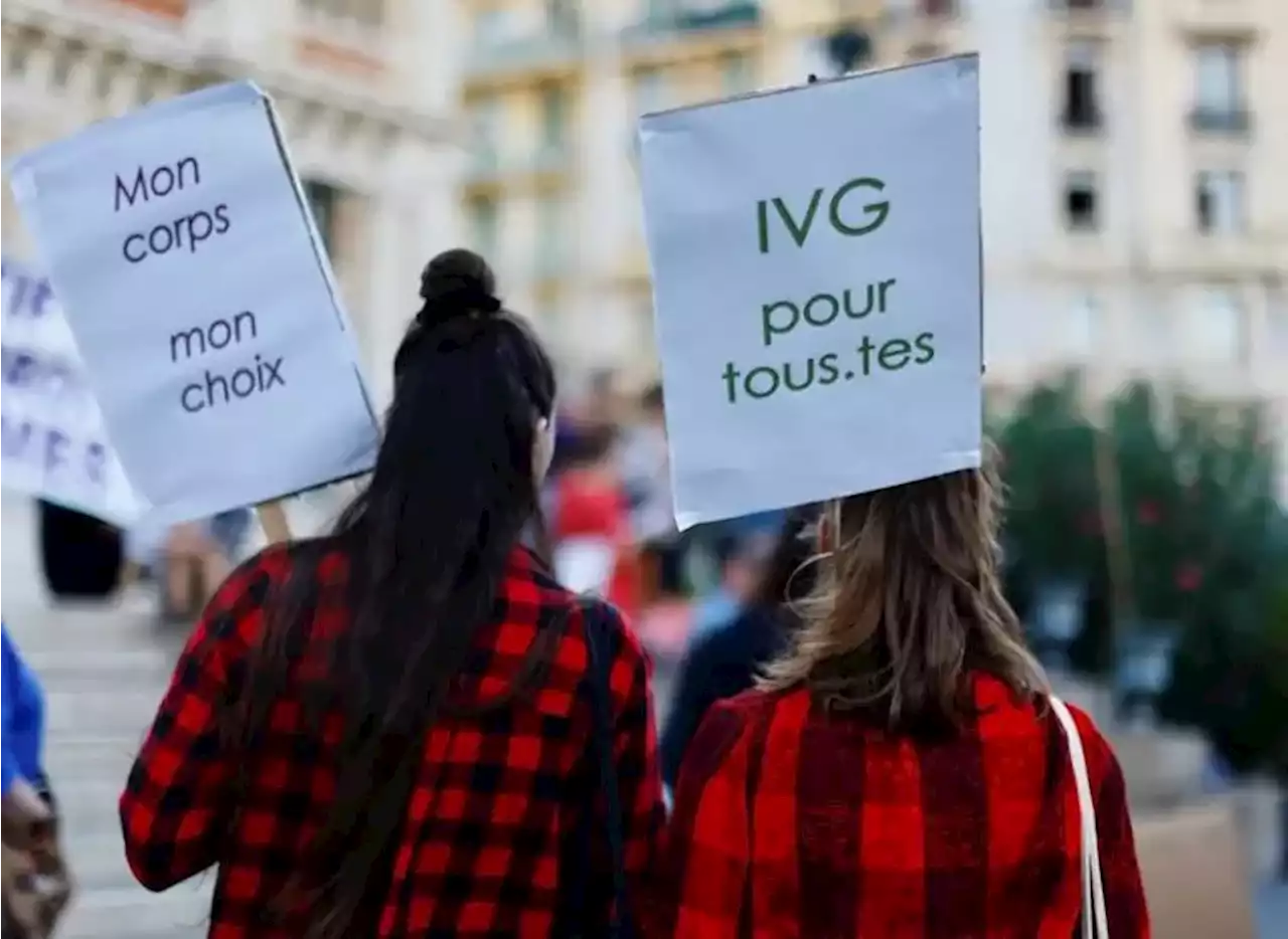 L'inscription de l'IVG dans la Constitution adopt\u00e9e \u00e0 l'Assembl\u00e9e