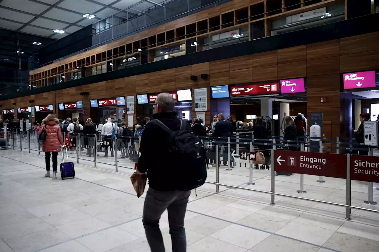 Klima-Aktivisten legen Flugverkehr am Berliner Flughafen lahm