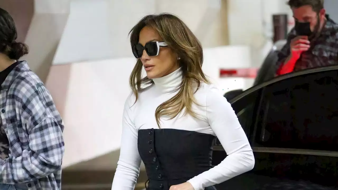 Jennifer Lopez’s “Rich Girl” Manicure Is The Ultimate Festive Season Neutral