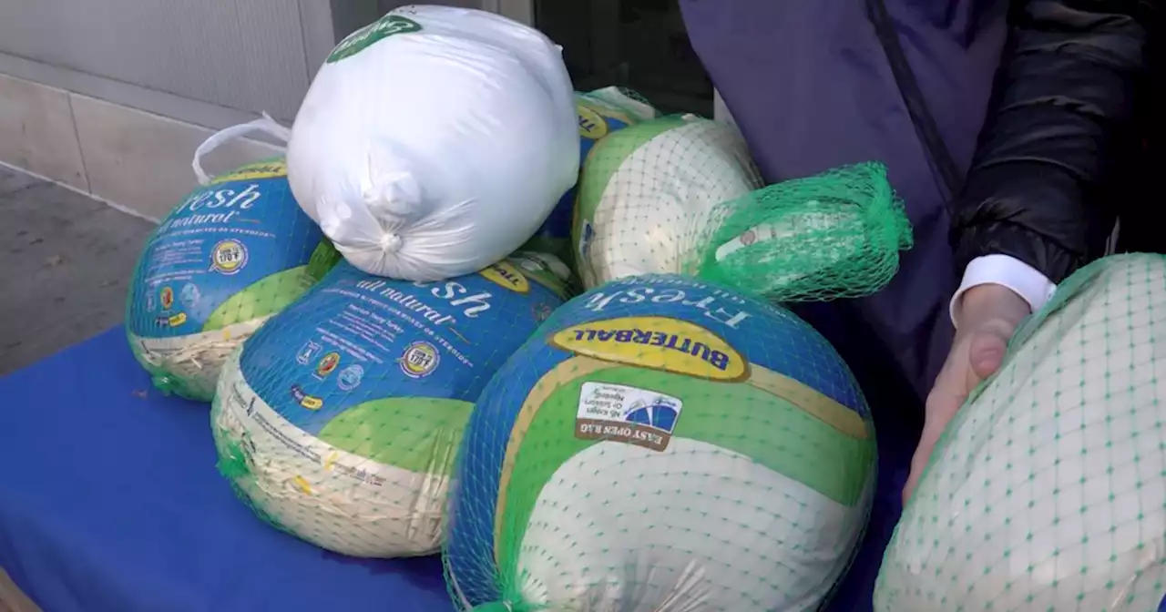 Ukrainian refugees receive turkeys for their first American Thanksgiving