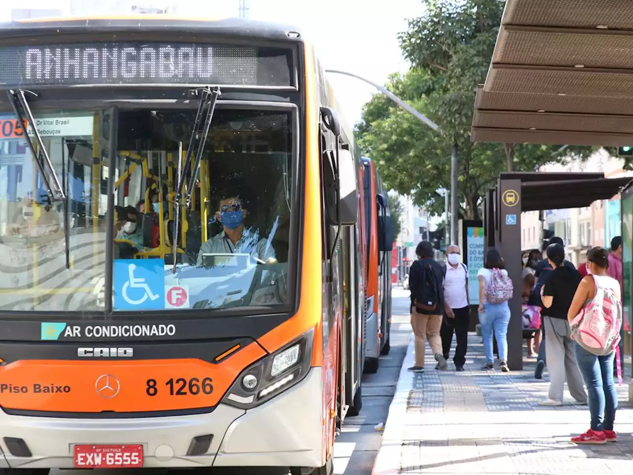 São Paulo retoma obrigatoriedade do uso de máscara no transporte público