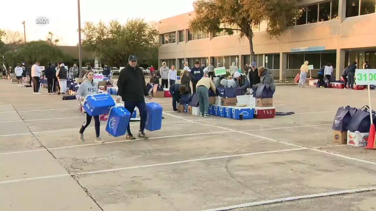 Volunteers help Meals on Wheels deliver Thanksgiving meals to Dallas County seniors