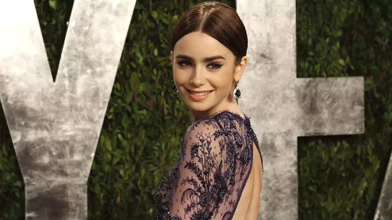 Lily Collins ultra sensuelle en mini jupe et chaussettes montantes : elle est aussi stylée que son personnage dans Emily in Paris - Grazia