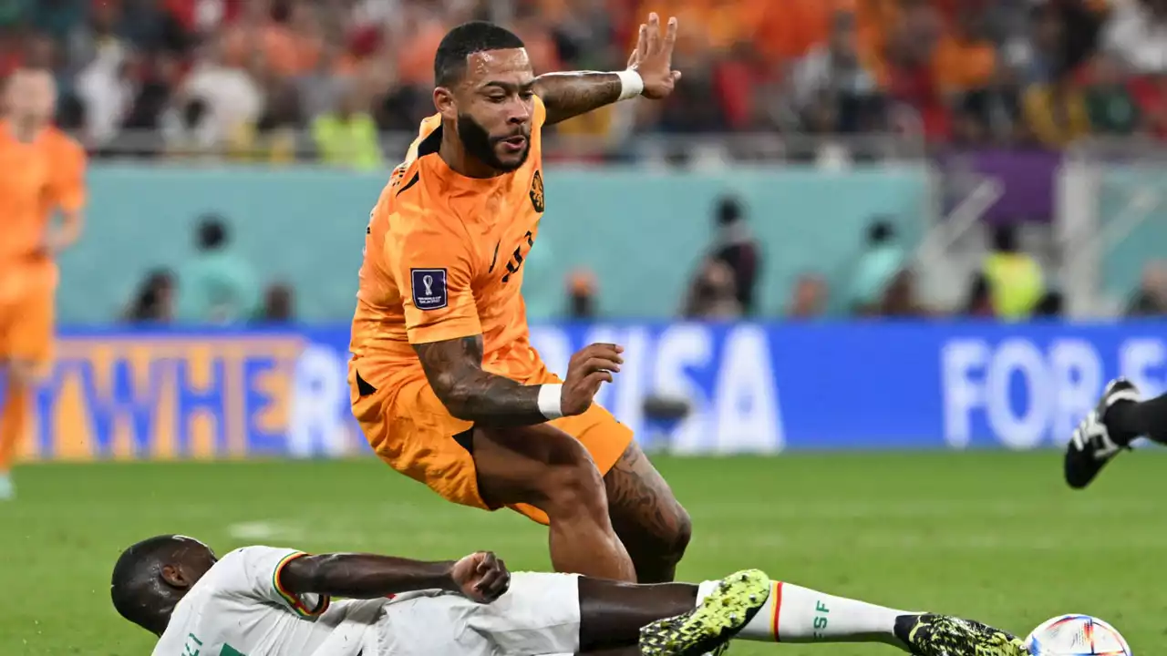 Van Gaal hints Depay could start for Netherlands against Ecuador