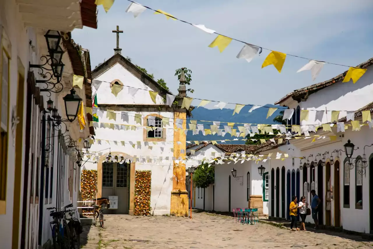 Paraty entra no clima da Flip e da Copa, e três escritores refletem sobre relação do Brasil com a Seleção