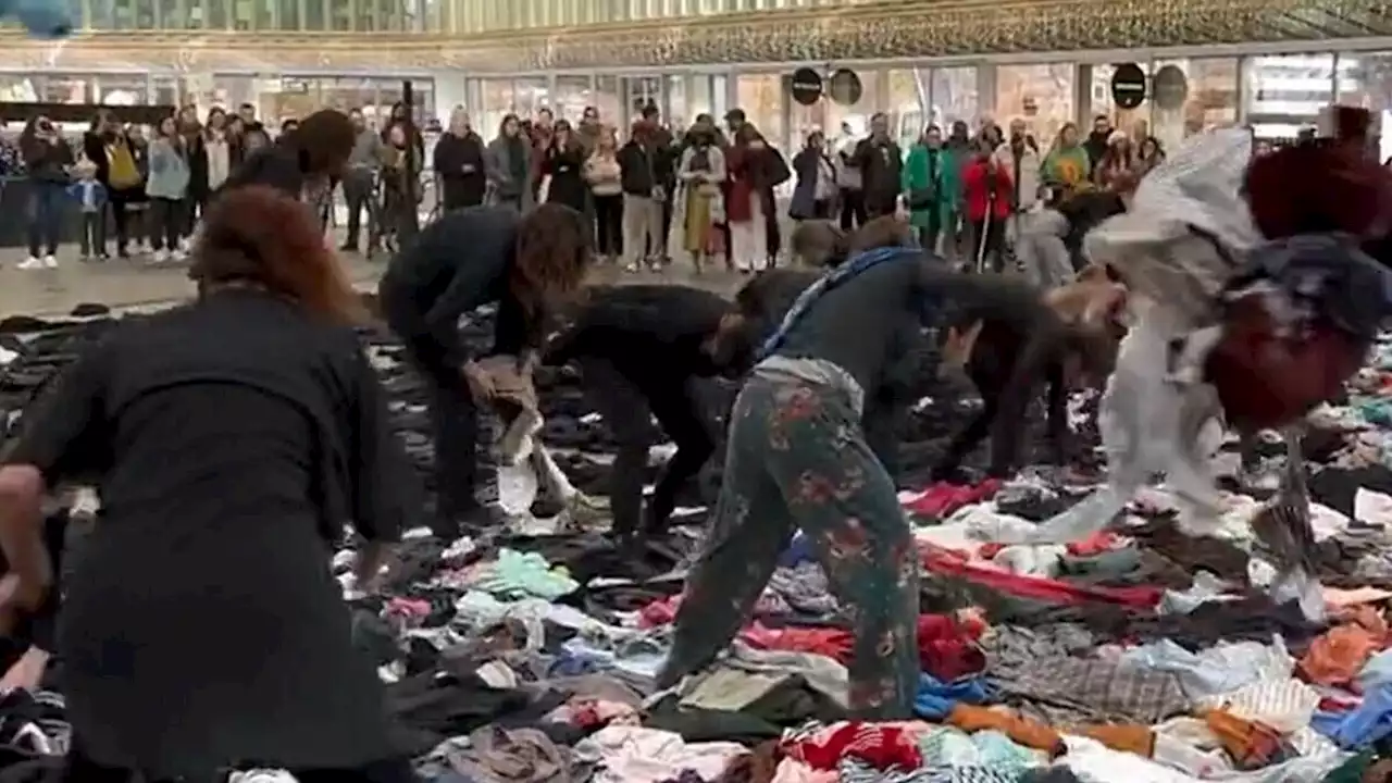 Paris : un spectaculaire «lancer de vêtements» aux Halles pour dénoncer le Black Friday