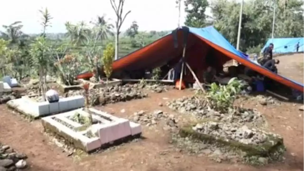 216 KK Mengungsi di TPU Berdampingan dengan Makam Korban Gempa Cianjur