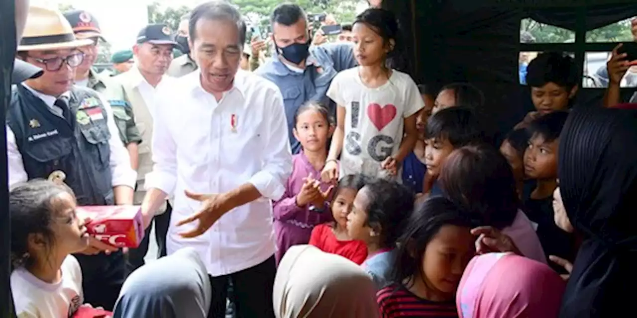 Usai Vaksinasi Booster Indovac, Jokowi Langsung Tinjau Lokasi Gempa Cianjur | merdeka.com