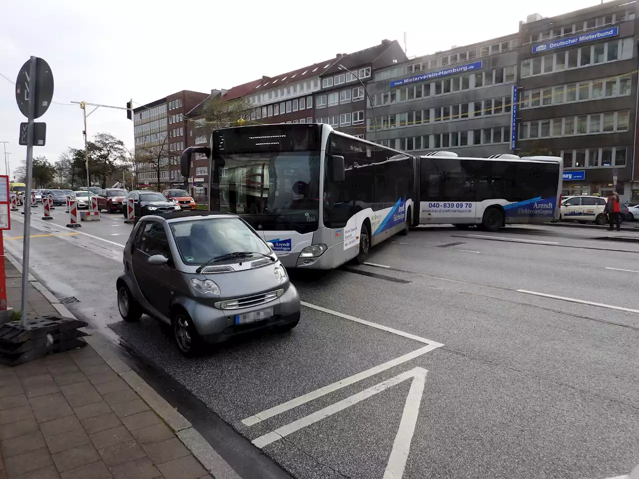 Hamburg: Falschparker sorgt für Riesen-Stau im Berufsverkehr