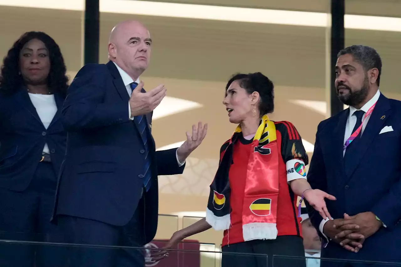 Belgias utenriksminister med OneLove-armbind i diskusjon med Infantino