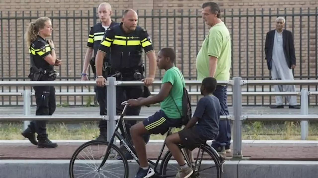 Politie werkt hard aan verstandhouding met bewoners Haagse Schilderswijk. Wat levert het op?