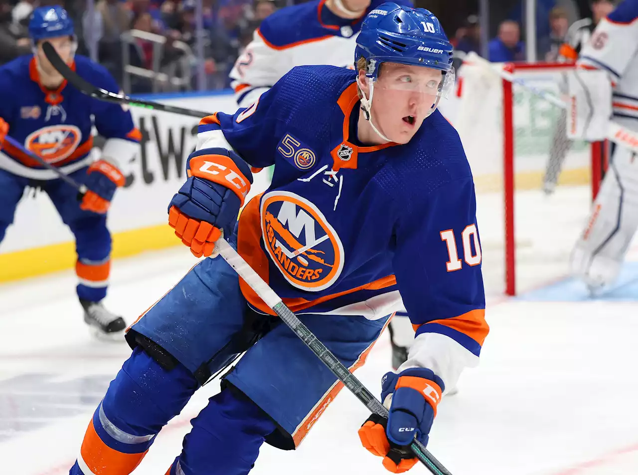 Simon Holmstrom has solid NHL debut in Islanders’ win