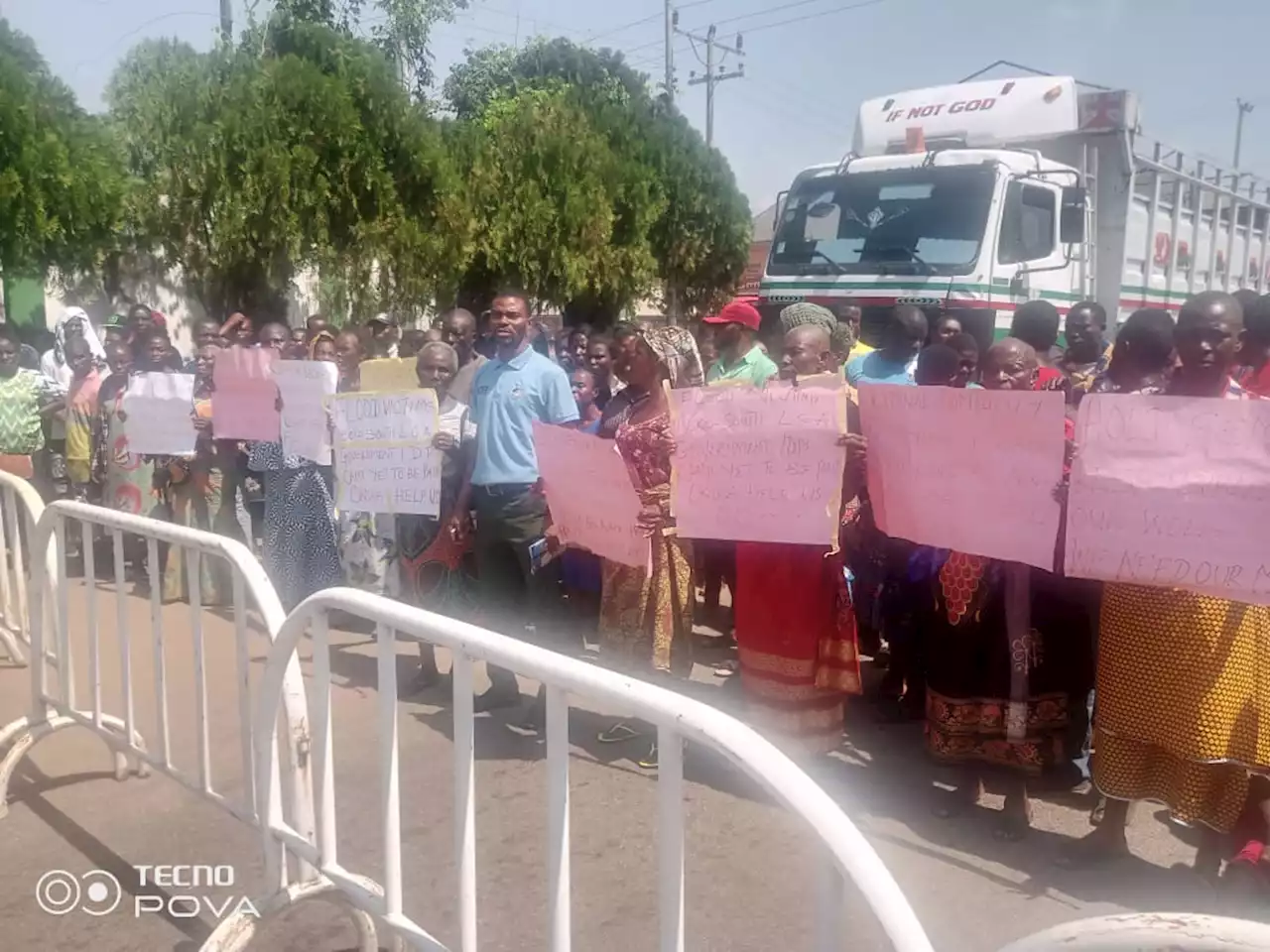 BREAKING: Delta Flood Victims Protest, Barricade Government House, Give Governor Okowa 14 Days To Compensate Them | Sahara Reporters