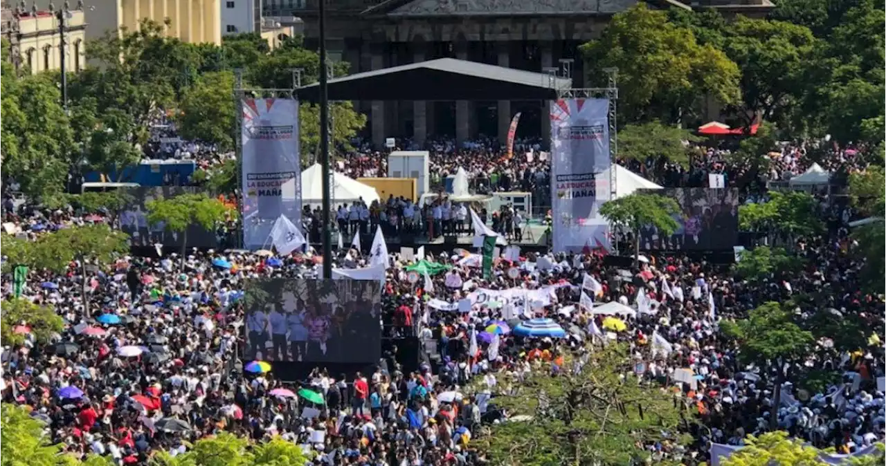 Masiva manifestación de estudiantes contra Gobernador de Jalisco, por el presupuesto