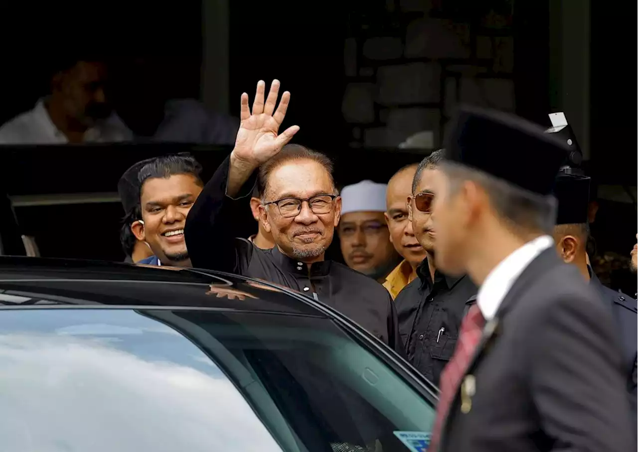 Anwar arrives at Istana Negara to be sworn in as 10th PM