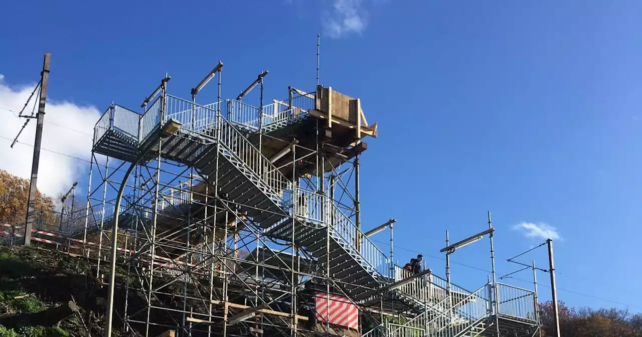 „Keine zehn Pferde bringen mich da rauf“: Behelfsbrücke am Bahnhof Quierschied sorgt für Angstgefühle und Baustellen-Tourismus