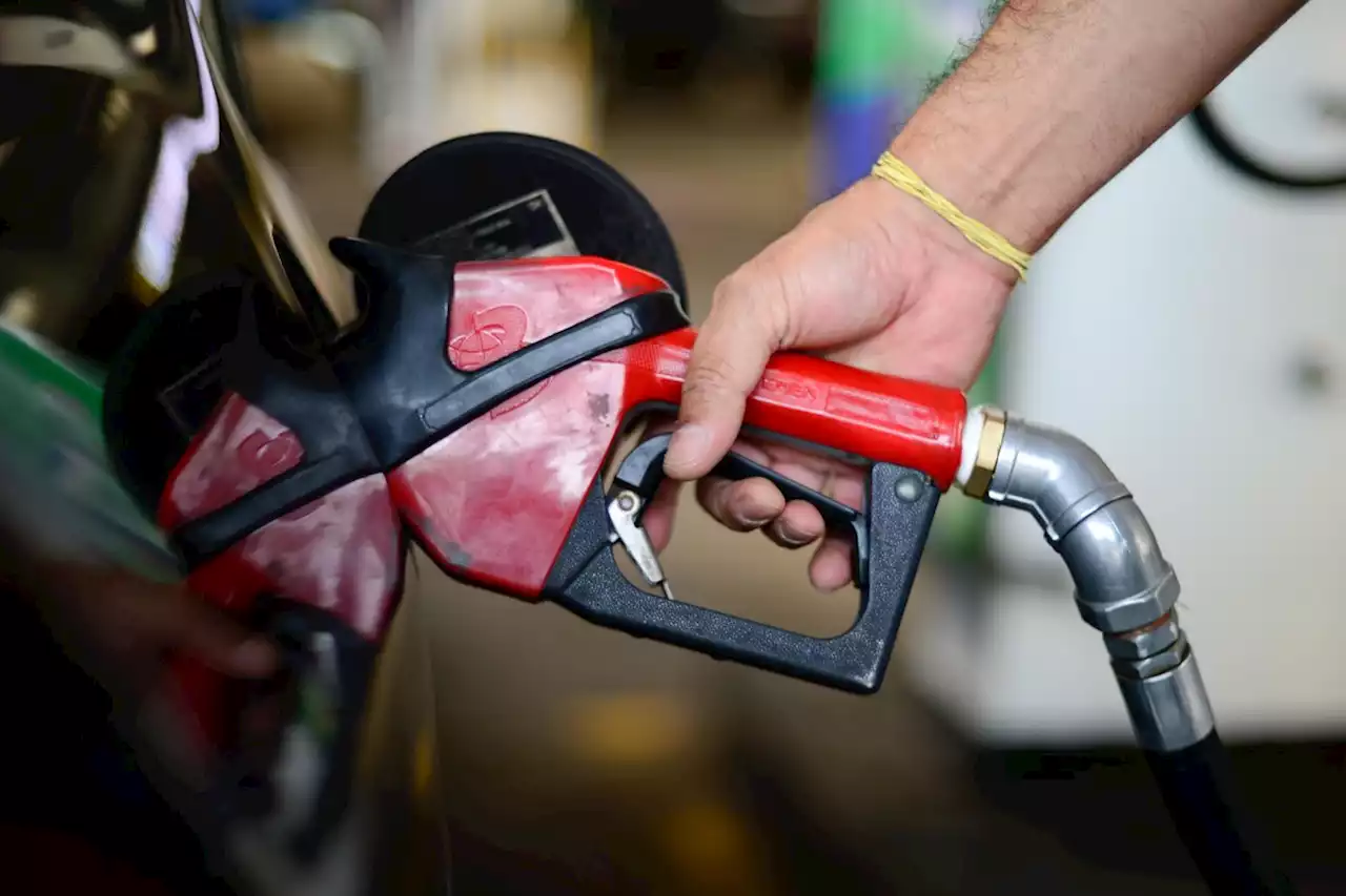 Gasolina sobe 1,67% e é principal impacto em novembro no IPCA-15 após 5 quedas