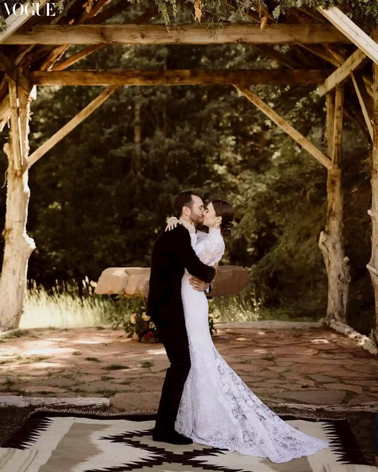 Le mariage féérique de Lily Collins et Charlie McDowell dans une robe de mariée en dentelle Ralph Lauren dans le Colorado