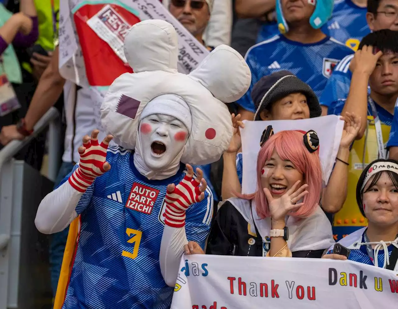 Hinchas japoneses dan ejemplo de civismo en el Mundial de Qatar