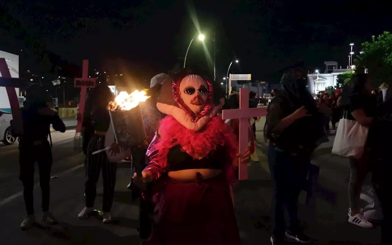 Con marcha fúnebre exigen alto a los feminicidios en Oaxaca