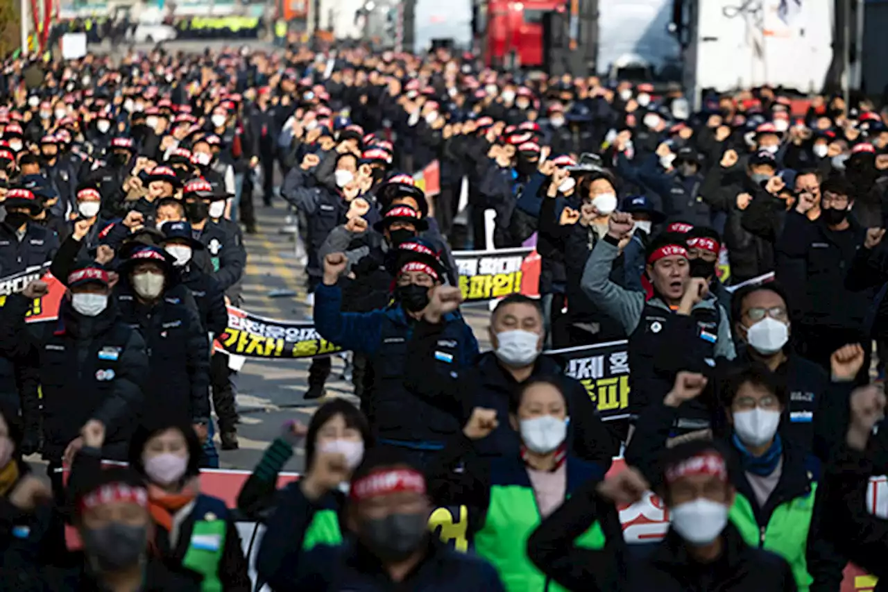 South Korea truckers strike in bid to disrupt global supply chains - BusinessMirror