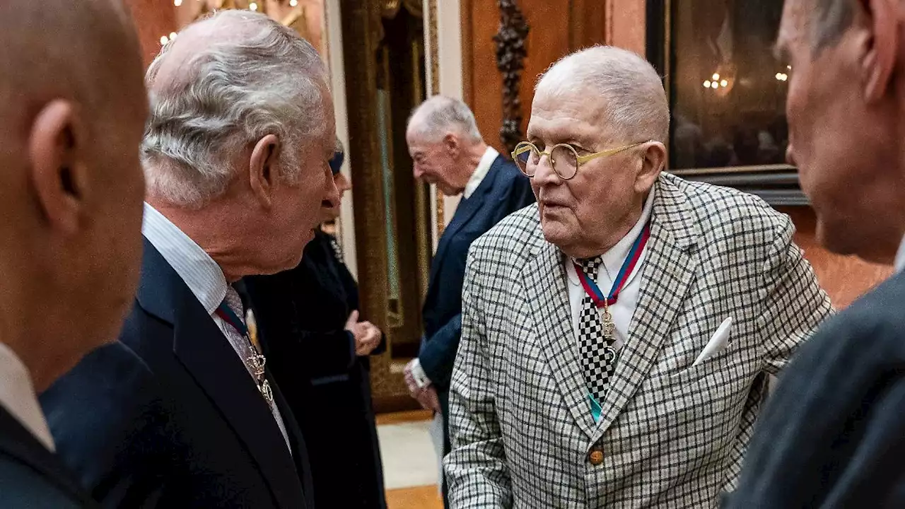 Maler trifft König Charles in gelben Crocs