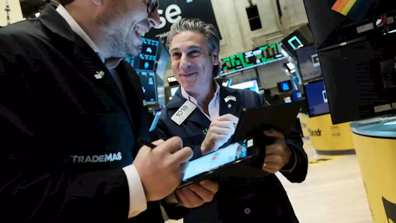 Stock futures inch higher to close out upbeat week