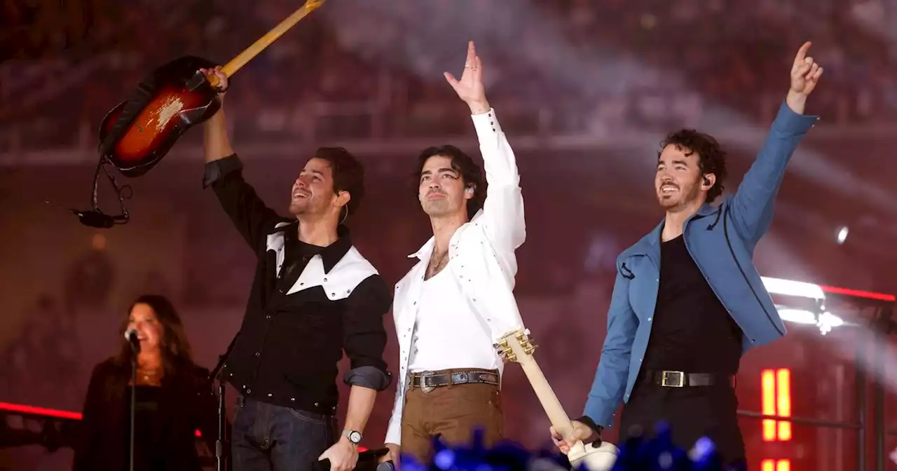 Jonas Brothers rock Thanksgiving halftime performance — a year later than Cowboys hoped