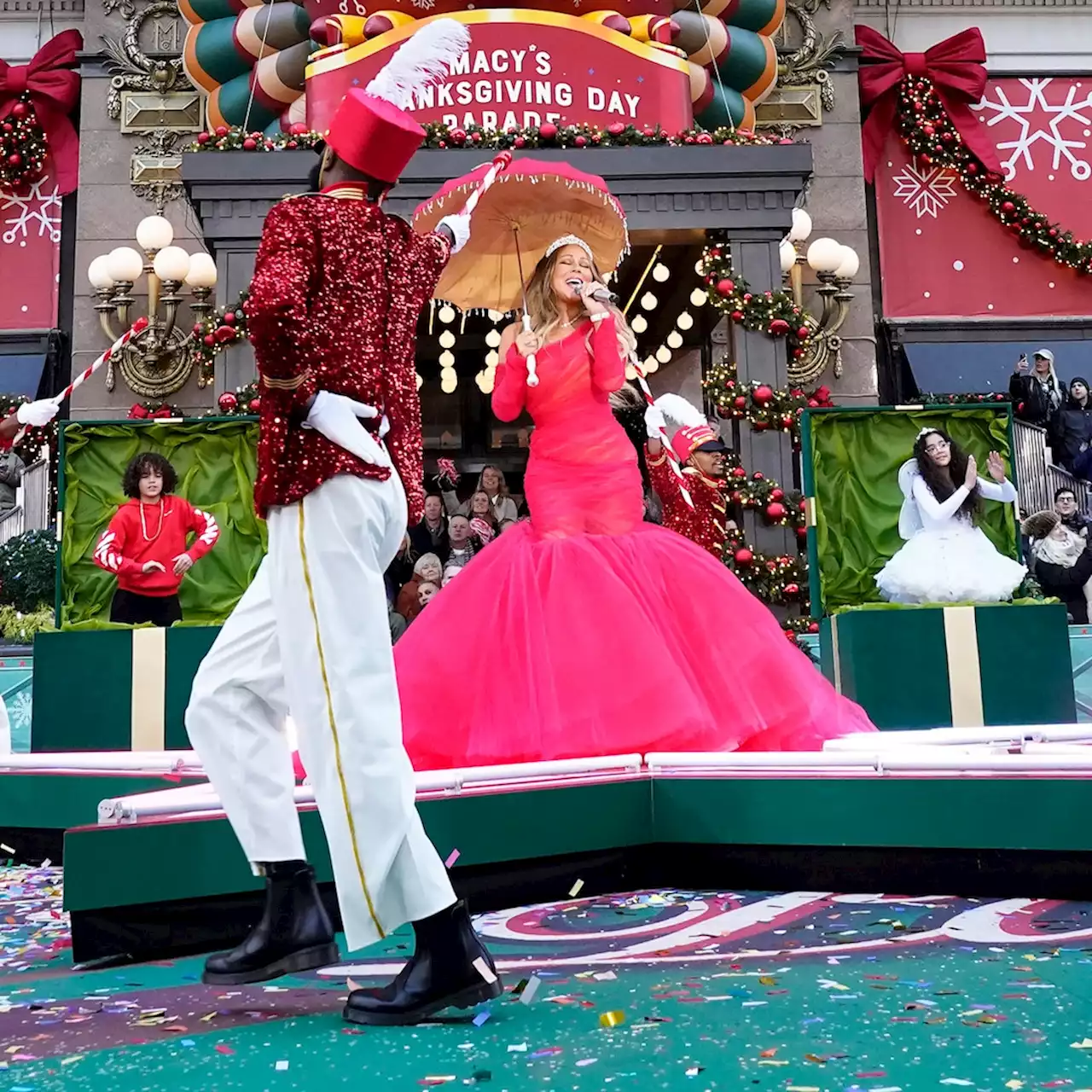 Mariah Carey's Twins Moroccan and Monroe Steal the Show at Macy's Thanksgiving Day Parade - E! Online