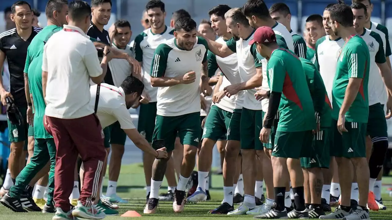 Selección Mexicana: Jugadores celebran cumpleaños a Alexis Vega durante entrenamiento