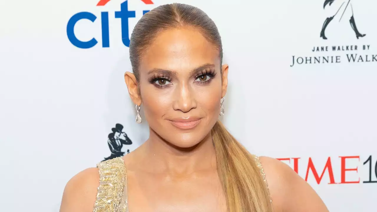 Jennifer Lopez réapparaît et dégaine décolleté pigeonnant et abdos saillants pour annoncer un excitant projet - Grazia