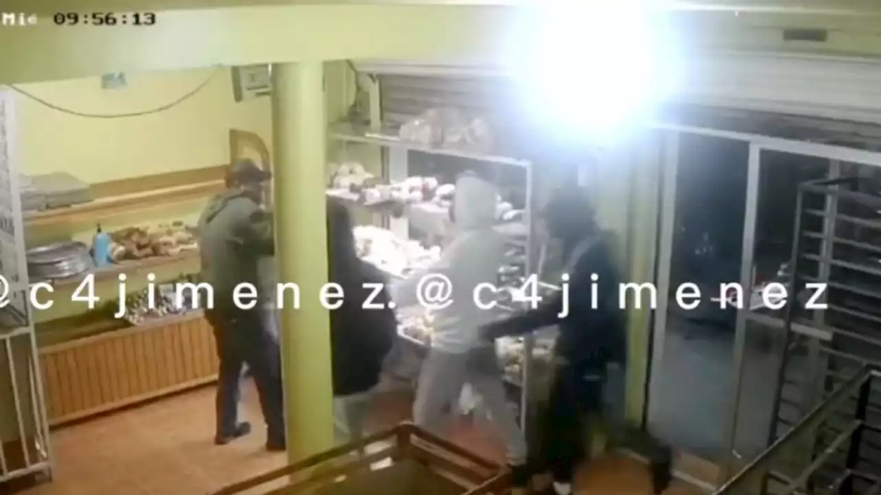 VIDEO | Le quitan su charola y lo balean: captan violento asalto a panaderia de Chimalhuacán