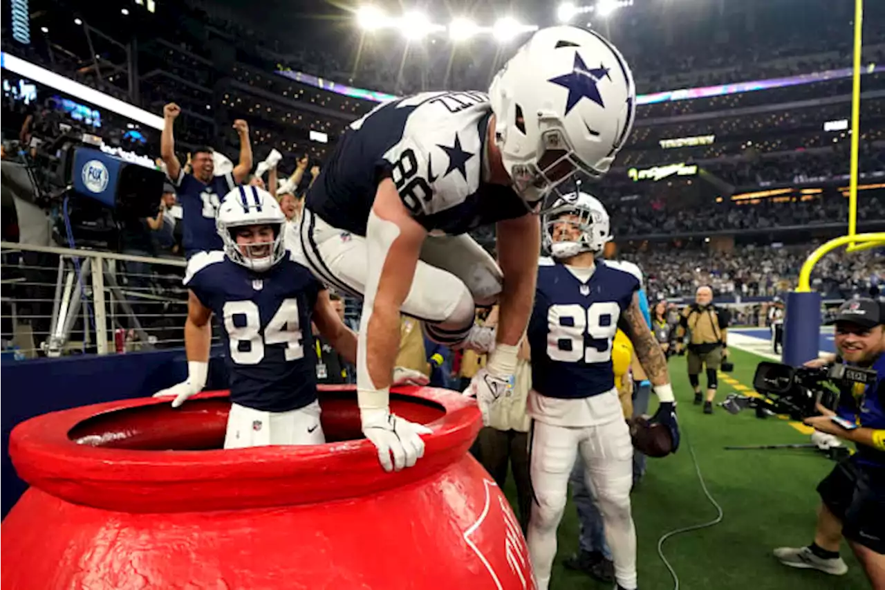 Cowboys TEs play live Whac-A-Mole to celebrate vs. Giants