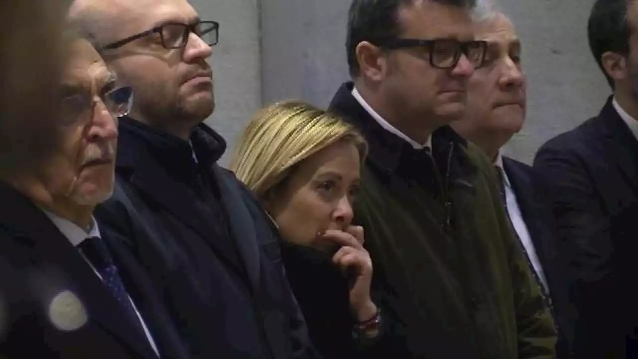 Funerali Maroni, Giorgia Meloni si commuove ascoltando le parole del figlio dell'ex governatore lombardo