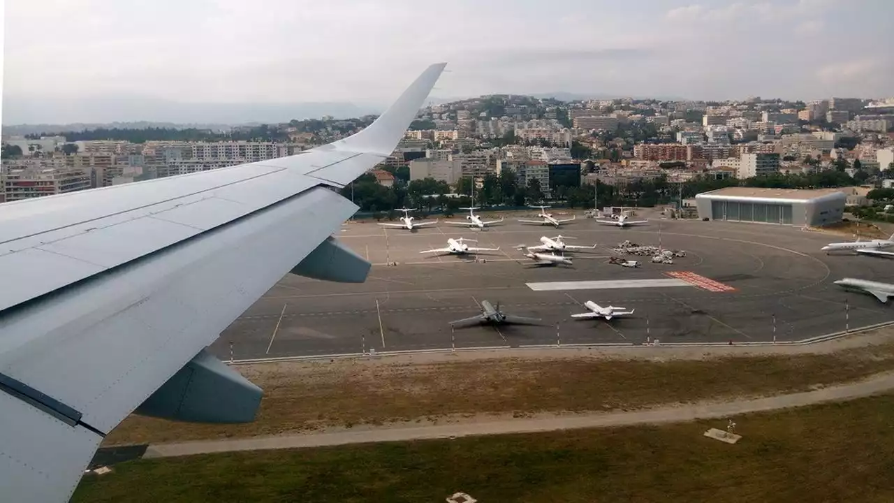 Contrôles aux frontières : les aéroports français craignent le chaos en 2023