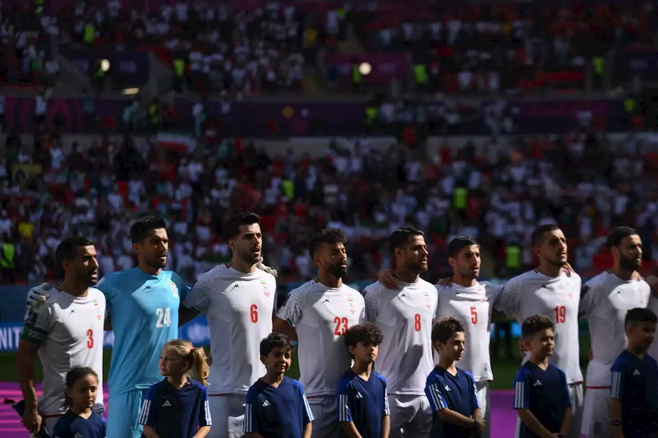 Coupe du Monde 2022 : après un silence remarqué, les Iraniens chantent finalement leur hymne