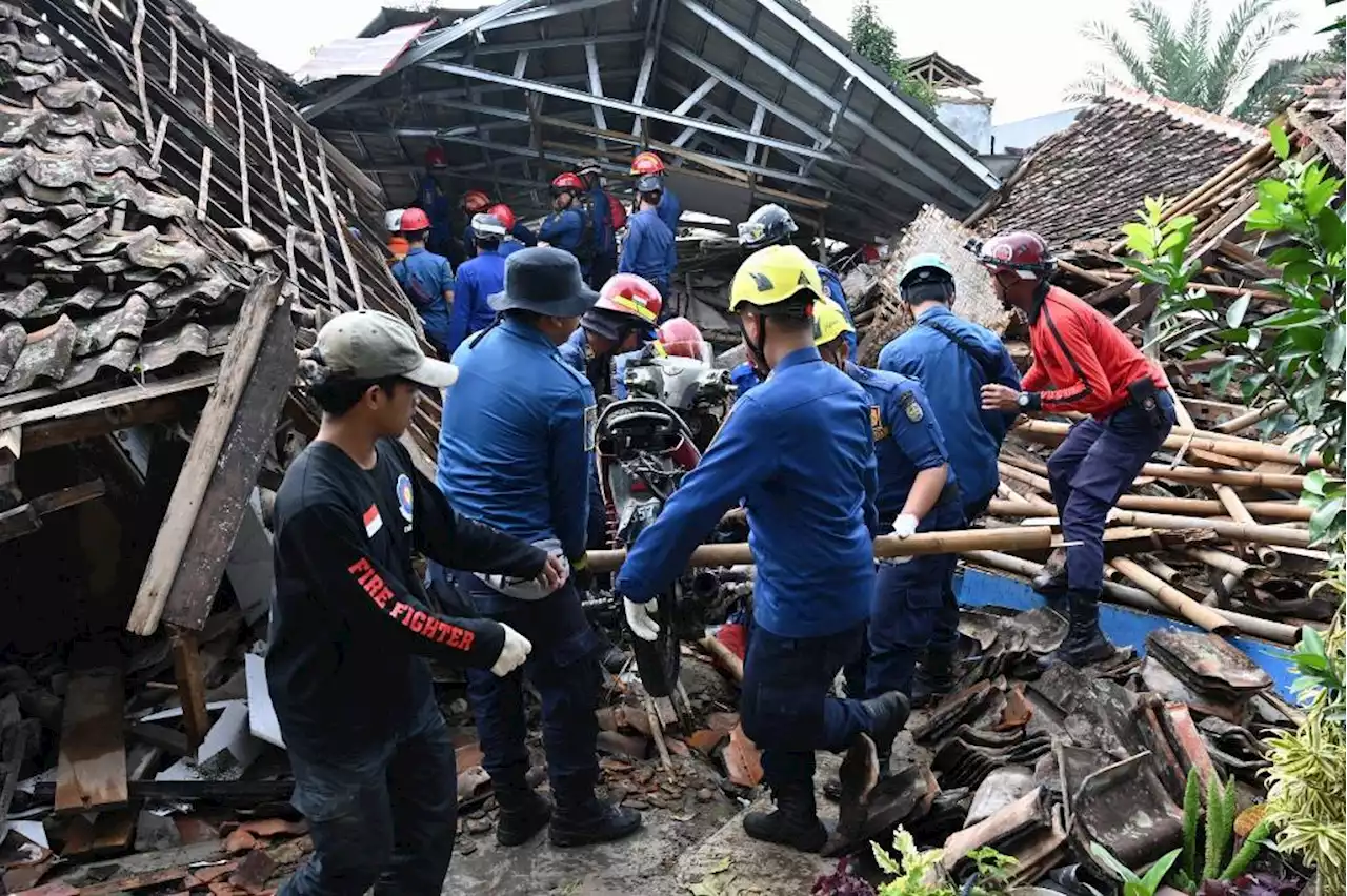 Indonesian girl, 7, found dead after day-long quake rescue effort