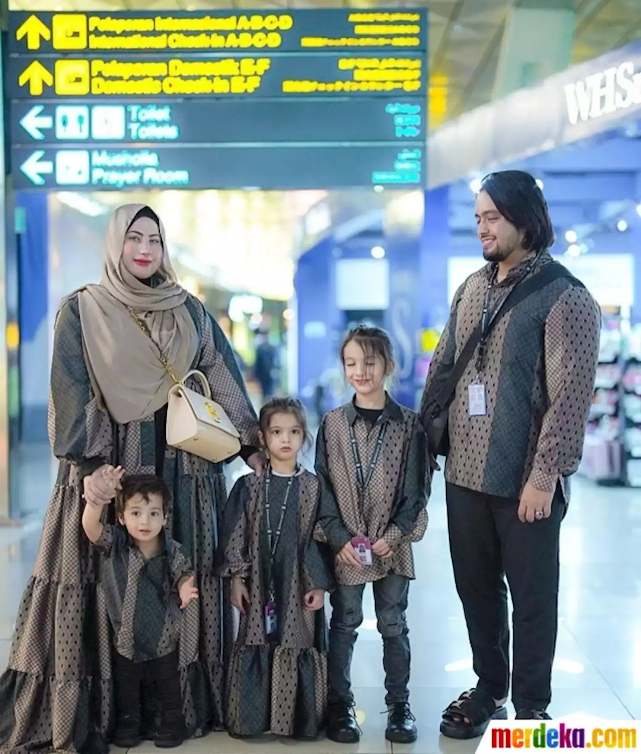 Foto : 6 Momen Tasyi Athasyia & Keluarga Berangkat Umrah, Potret Anak Bungsunya Bikin Salfok | merdeka.com