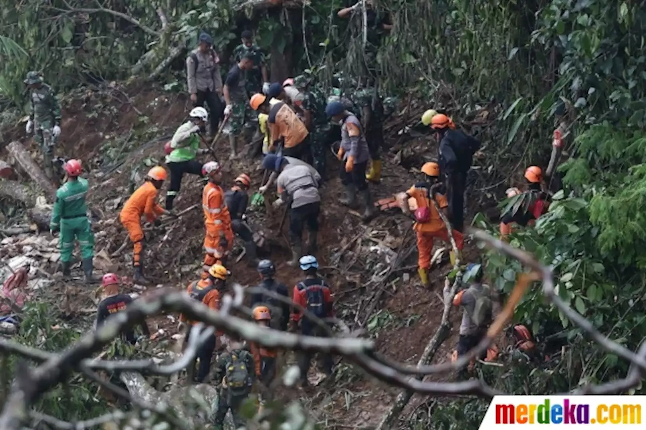 Foto : Pencarian Korban Longsor Cianjur Terkendala Cuaca | merdeka.com