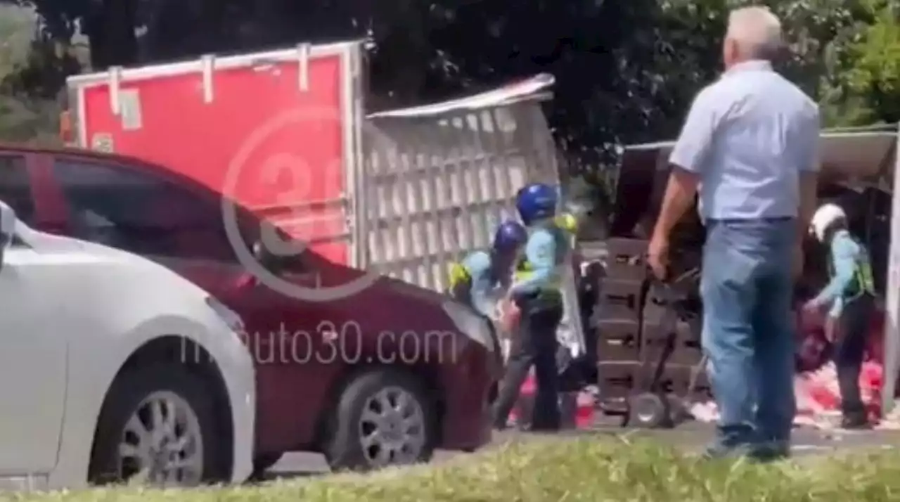 Volcamiento de camión repleto de cervezas en la Av. Regional a la altura del Homecenter