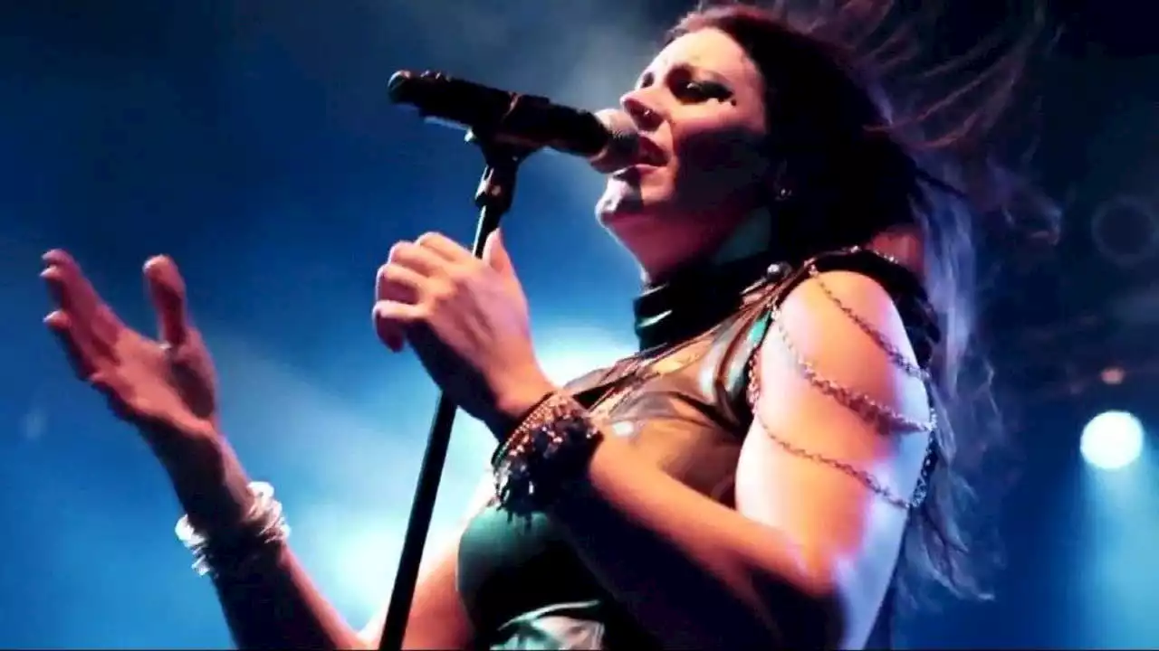 Floor Jansen knalt weer op het podium na zware tijd: 'Wat een aftrap!'