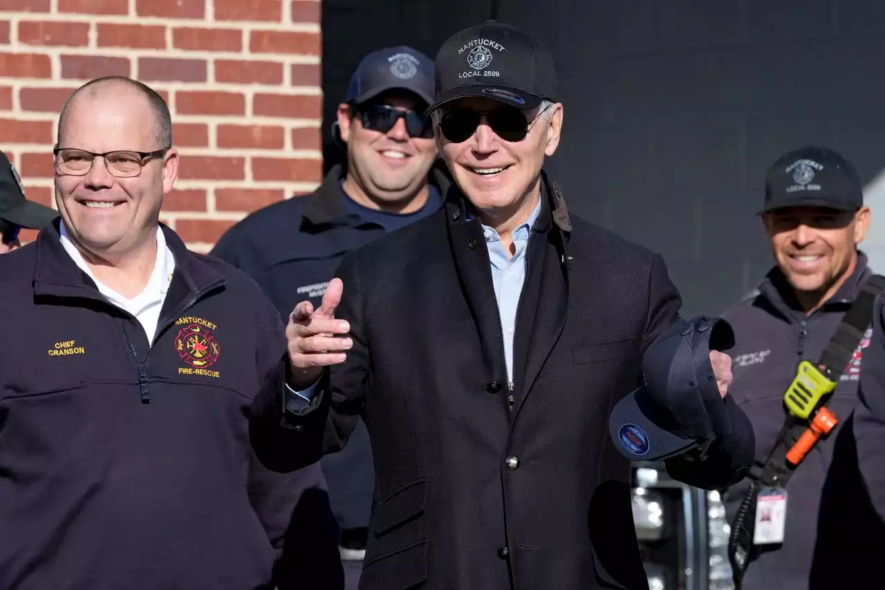 Biden brings Thanksgiving pies to Nantucket first responders