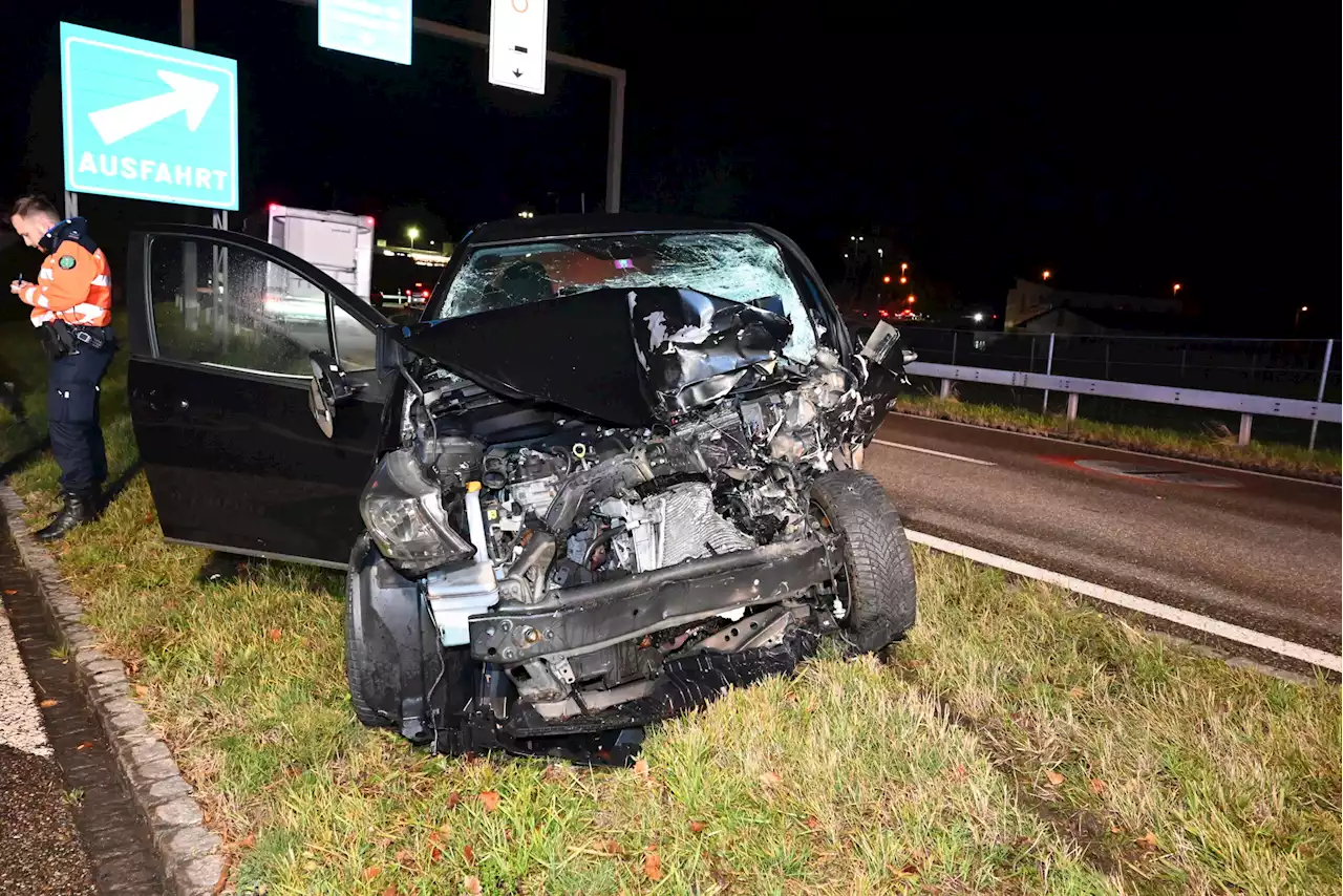 Au SG / A13: Auffahrunfall zwischen zwei Autos – zwei Personen verletzt