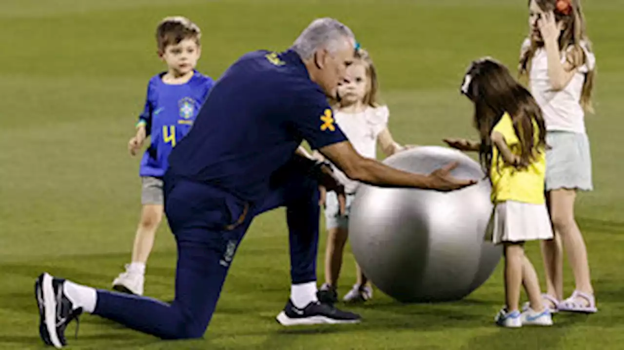 Crianças levam fofura ao treino da seleção brasileira um dia após vitória na estreia