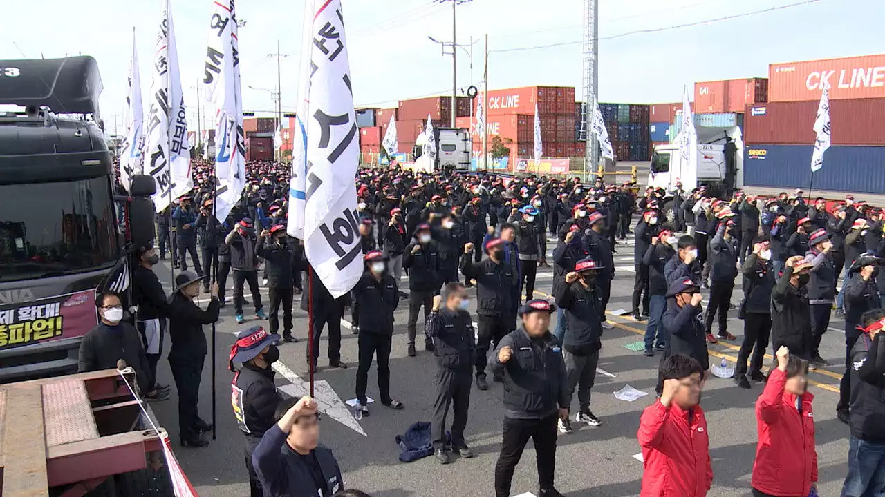 화물연대 파업 이틀째…학교 비정규직 오늘 총파업