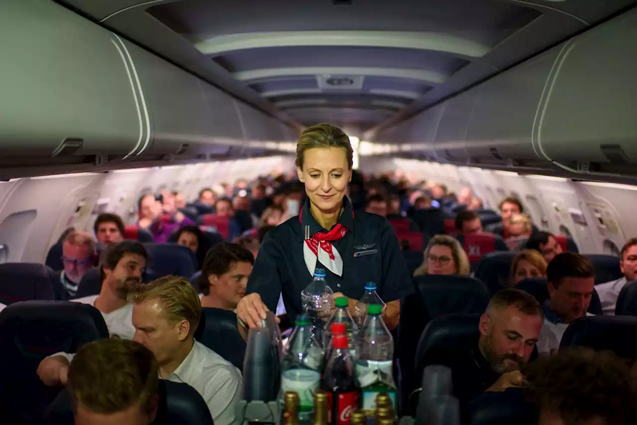 Ex-flight attendant shares how to get free drinks on a flight