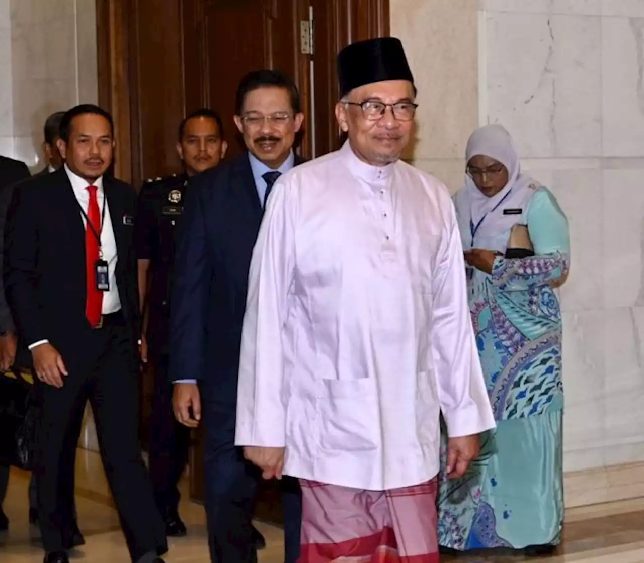 Anwar to unveil leaner Cabinet with lower ministerial pay