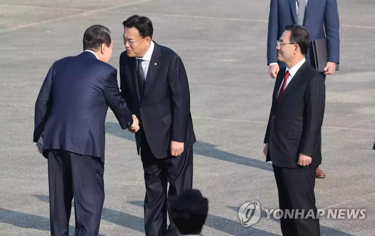 尹, 與지도부와 3시간20분 관저서 송년만찬…주호영과 포옹(종합2보) | 연합뉴스