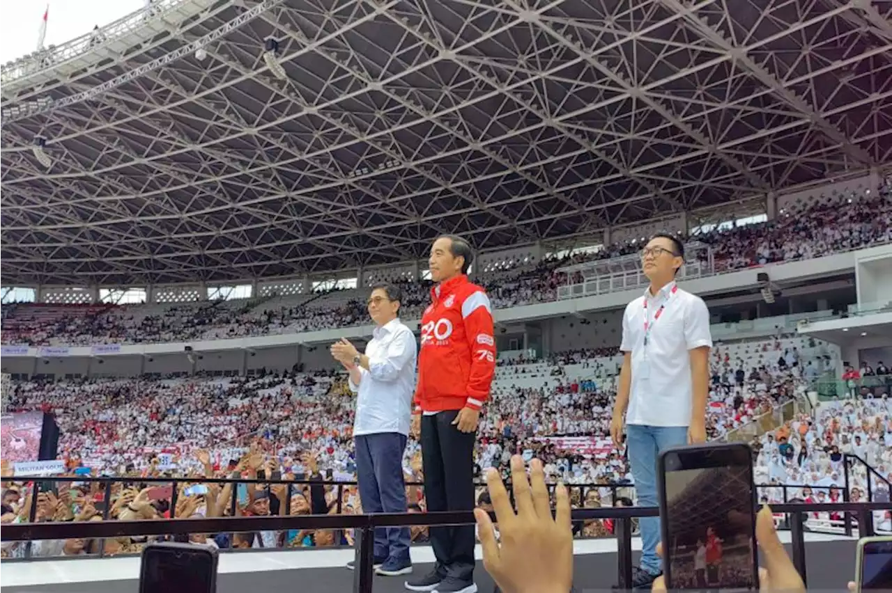 Presiden layani permintaan foto bersama relawan Nusantara Bersatu