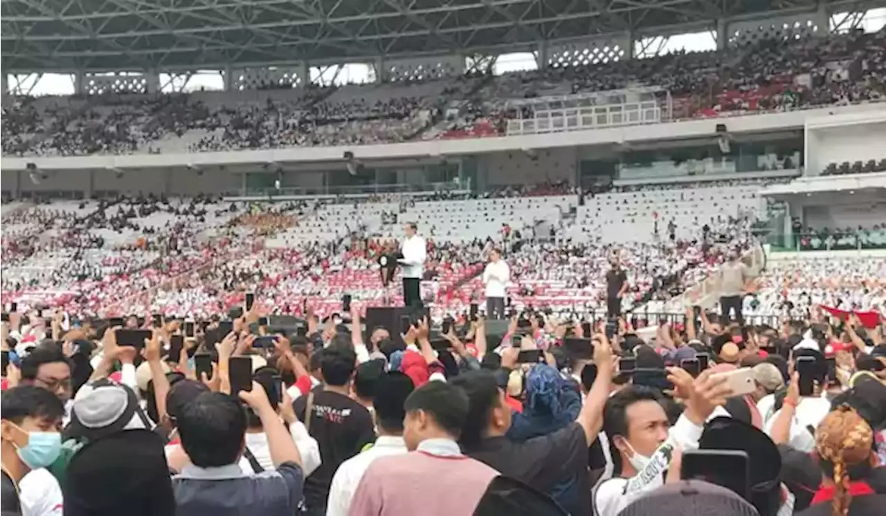 Tiba di GBK, Jokowi Berikan Jaket yang Dikenakannya ke Relawan